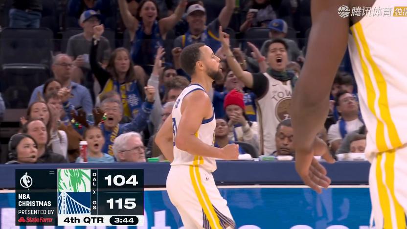 勇士三连胜！库里23+3+4，赛后库里和队友庆祝，格林一把抱住克莱