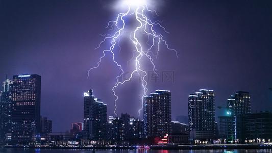 暴雨夜龙影归来
