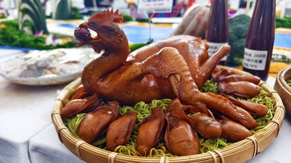 竹盐鸡亮相2025广西土鸡嘉年华，南宁古巷引食客围观
