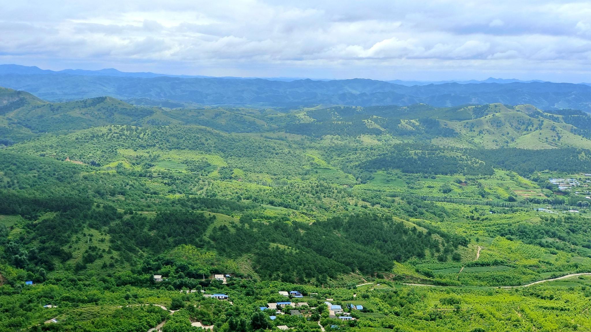 北方上演盛夏诗画，翠绿叠屏舒展壮美图景