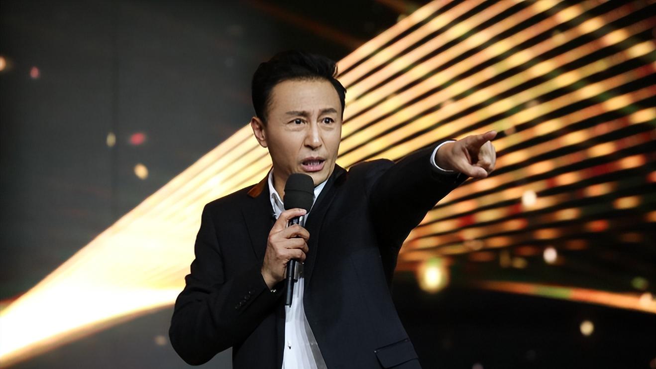 王洛勇：从百老汇华人之光到“恶爹专业户”，深情守护初恋妻