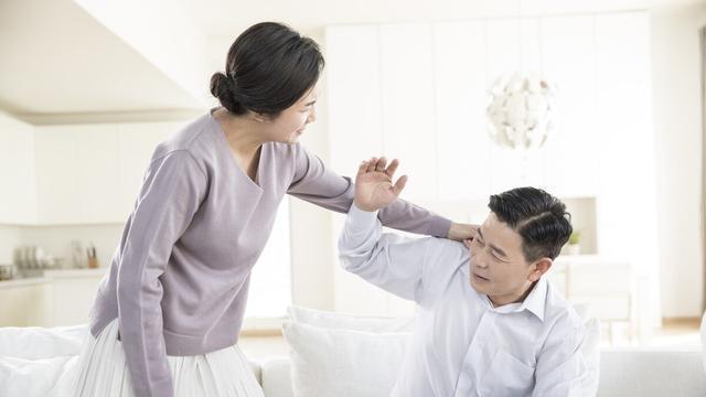 二婚老伴每月给我3500元零花钱，我却开心不起来，还很想离开他