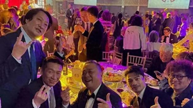 王伟忠大女儿宴席，现场大咖云集，大S穿汪小菲买的旧裙子到场