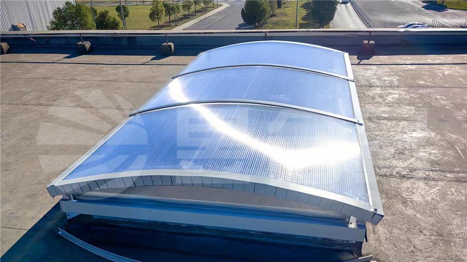 可熔性采光板作为排烟设备的消防性能要求与法律责任分析