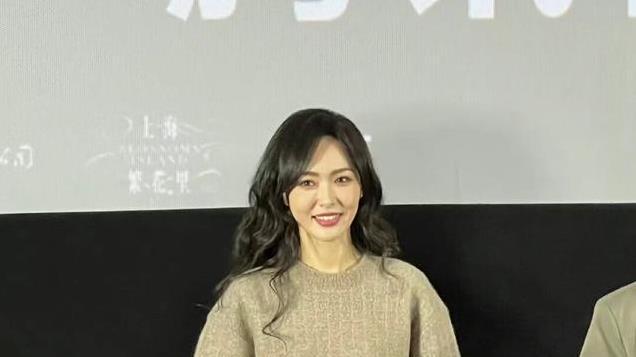 看了唐嫣的穿搭，我悟了：毛衣不配半身裙、高跟鞋，才更时髦洋气