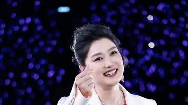 曾毅惊爆 “鸟台” 口误，凤凰传奇鸟巢演唱会嗨翻全网！