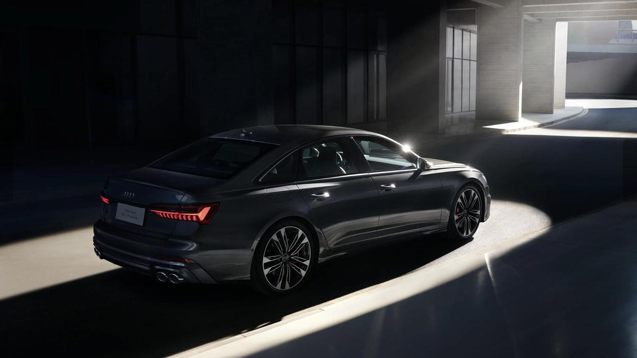 “扮猪吃老虎”，车长4954mm，搭载2.9升V6发动机，加速4.7s