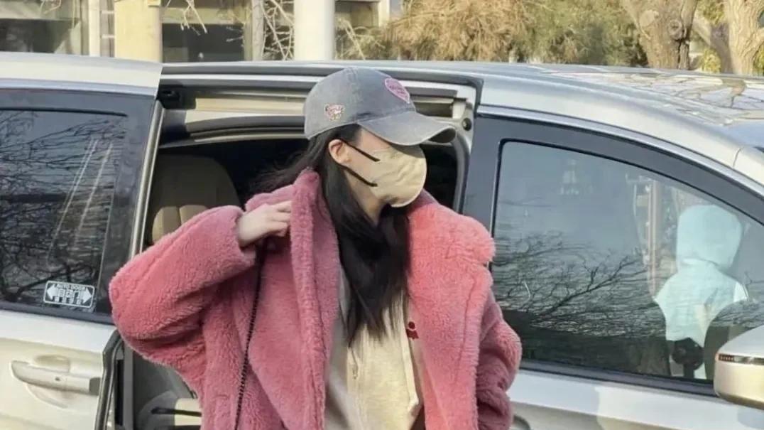 ​41岁蒋欣暴瘦后就是任性，穿3万泰迪大衣配卫裤，不仅不显俗气很时髦