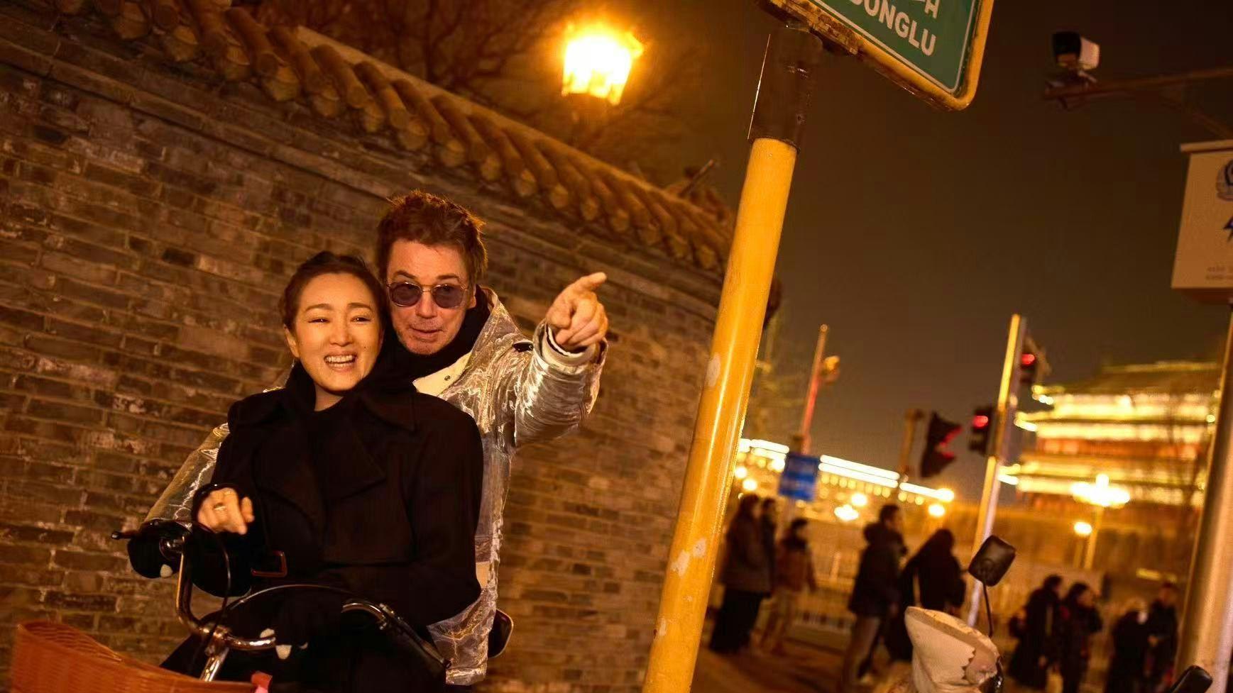 59岁巩俐与76岁丈夫北京甜蜜游！拒绝上亿求婚，直言看重共同兴趣