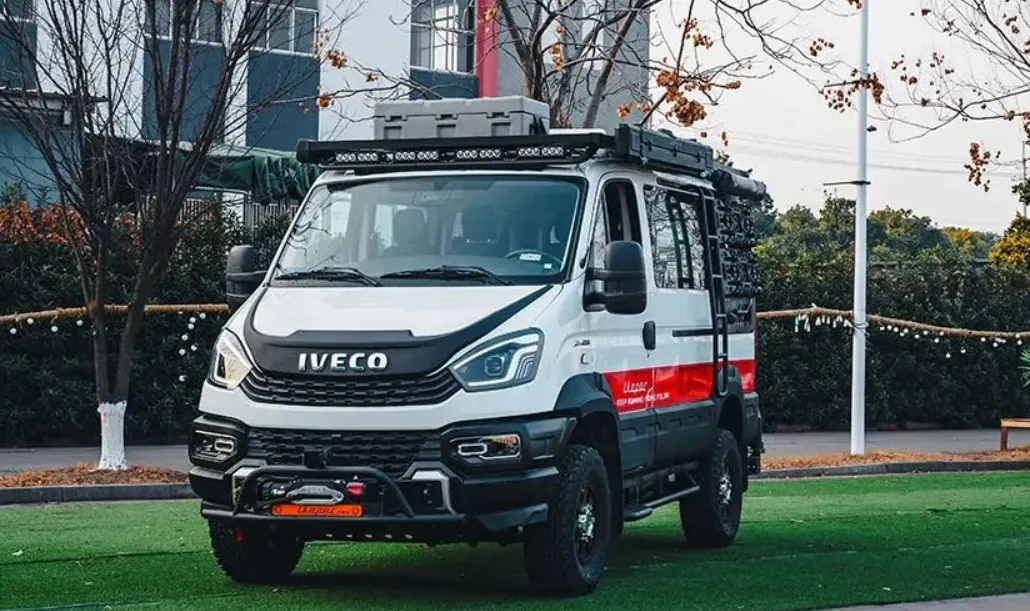 真男人就玩这个！依维柯4驱越野宿营车，上山下河特别轻松