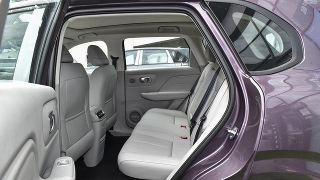 续航长+充电快+配置多，谁说10万级电车只能将就用？看看零跑B10