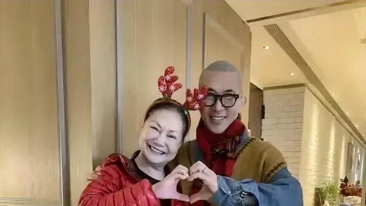大S妈妈后悔与汪小菲闹僵



黄春梅现在估计肠子都悔青了！大S走了，她却和汪小