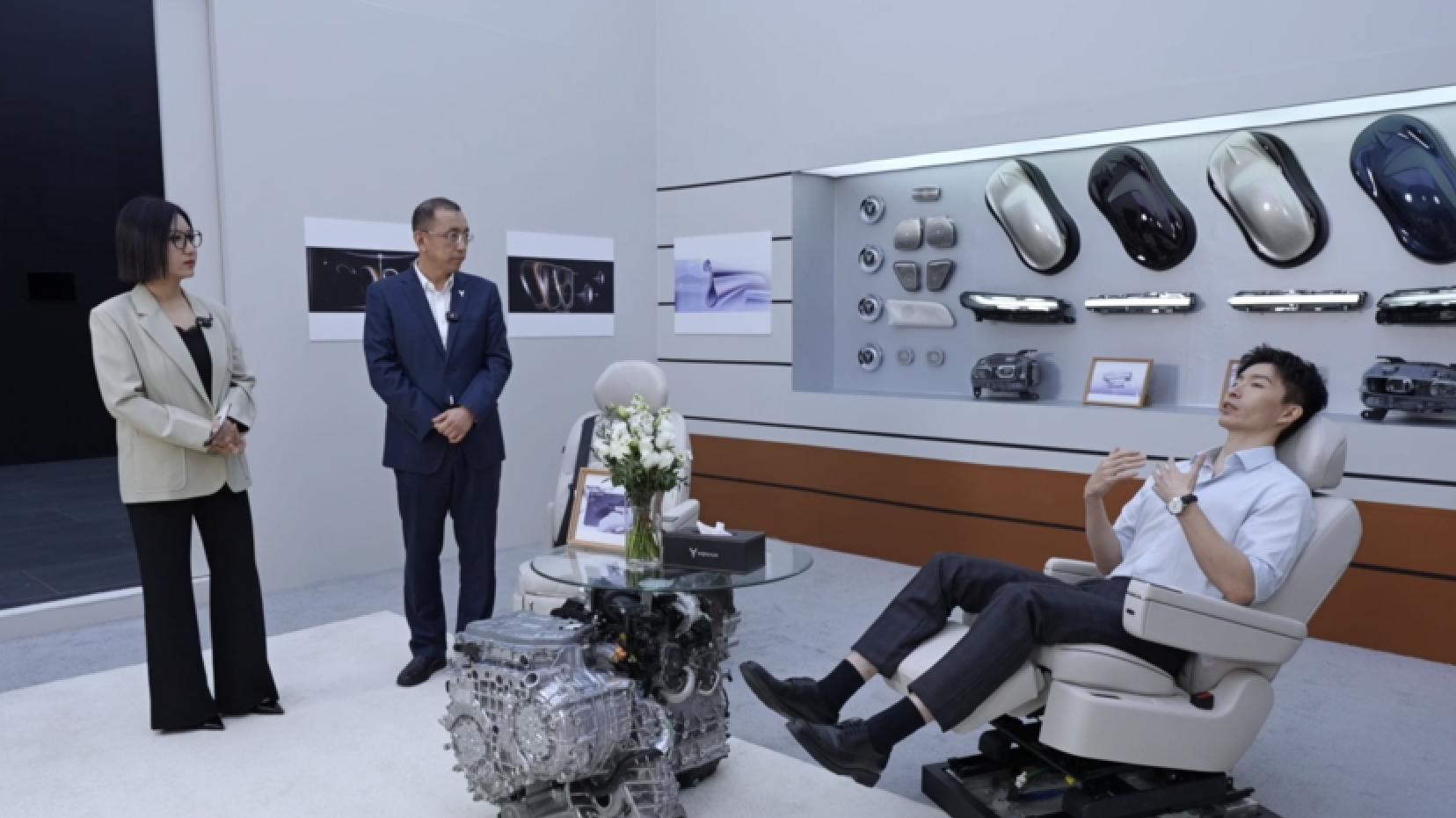 横着坐更舒服！岚图泰山座椅竟能左右移动，打造专属“大四座”