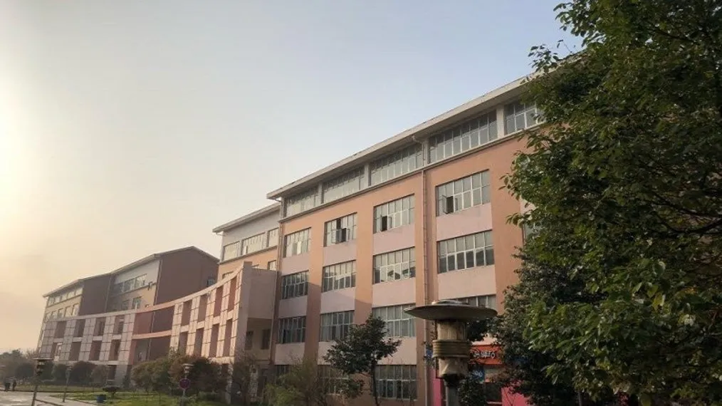 低分学医有办法，这5所医学院，450-480分就能学医，学费2万以内