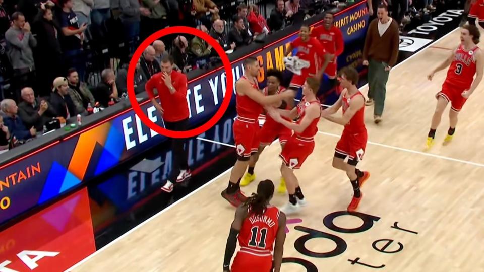 开拓者领先2分，直播镜头扫过杨瀚森，请注意斯普利特