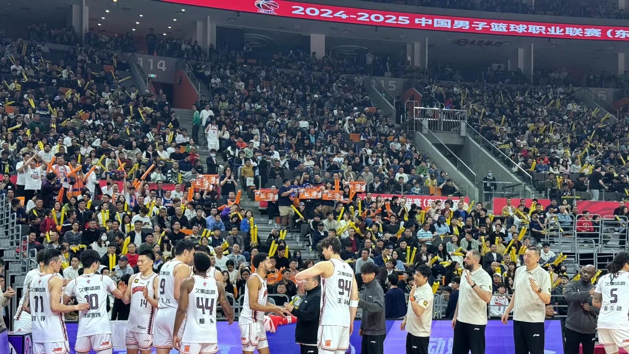 CBA季后赛4月6日战报：洛夫顿坦言广东3号能力出众，上海主帅卢伟如何调整战术？