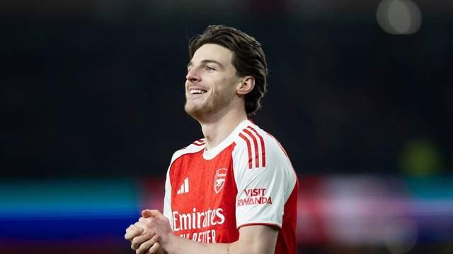 阿森纳赖斯先安慰水晶宫球员再和队友庆祝晋级，值得厄德高学习！