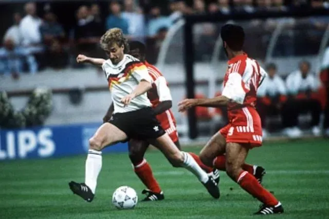 亚洲世预赛第五阶段，阿联酋VS伊拉克，这是对80年代亚洲足坛的一次怀旧——遗憾的是，还有一个球队快要