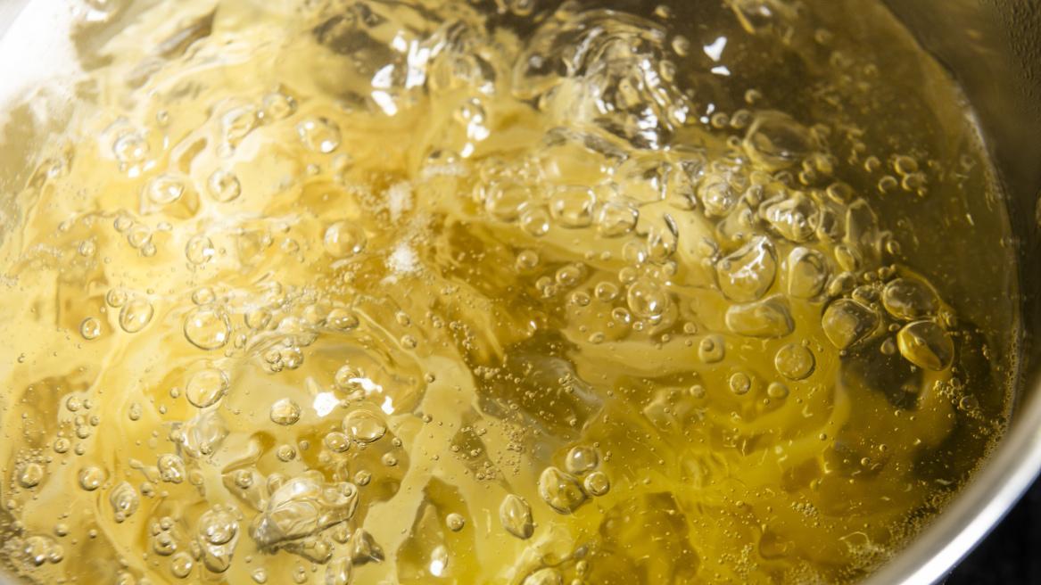 酸菜大骨棒砂锅，暖透了整个冬天