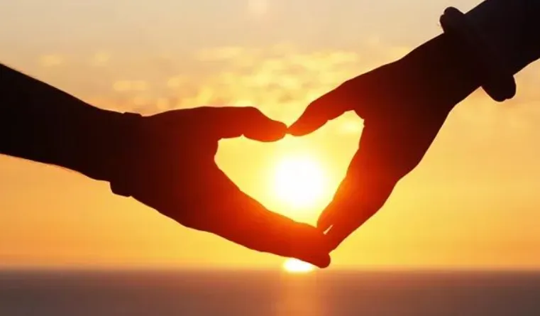 女儿借8万为母亲治病，母亲转身花5万为儿子买表，女儿：“我是亲生的吗？”