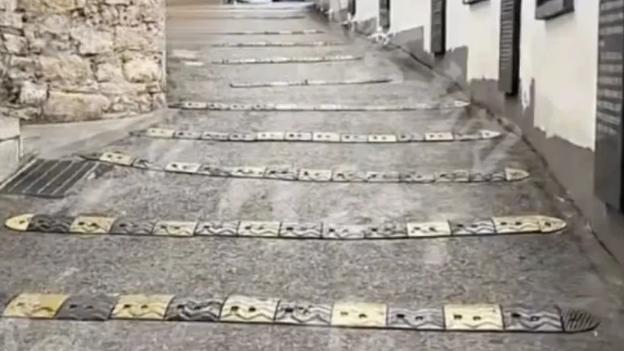 贵州20米路装16条减速带引热议，居民称有必要，游客吐槽像“坐船”