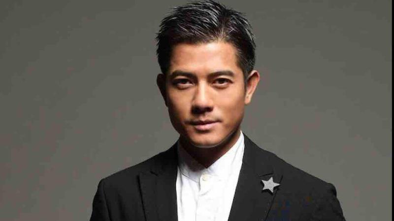 59岁郭富城与小4岁岳母合影，岳母已是奶奶了，他仍然帅气如小伙