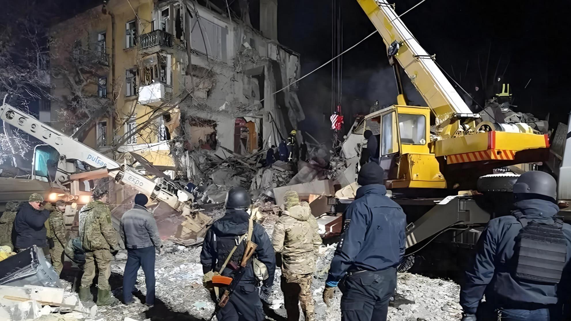 泽连斯基家乡遇袭，高爆炸弹从天而降，损失85名军人和外国军官