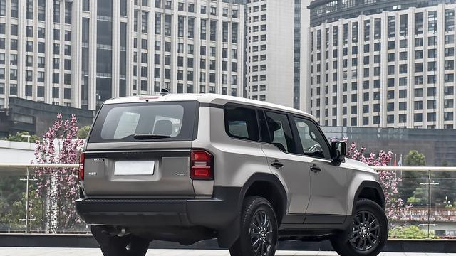 这才是真正的硬派SUV，车长4915mm，配24T+8AT，全时四驱