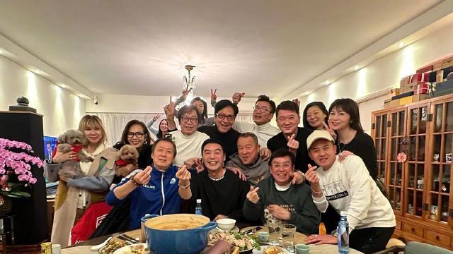钟镇涛庆祝72岁生日，和曾志伟谭咏麟喝酒到脸红，一帮损友好开心