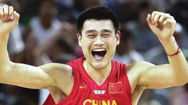 姚明与妻子叶莉现状：41岁叶莉韵味十足，12岁女儿身高长到一米八