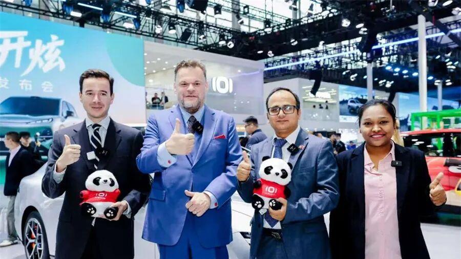 外交官组团点赞长安启源A06，向世界推荐“中国新能源家轿”