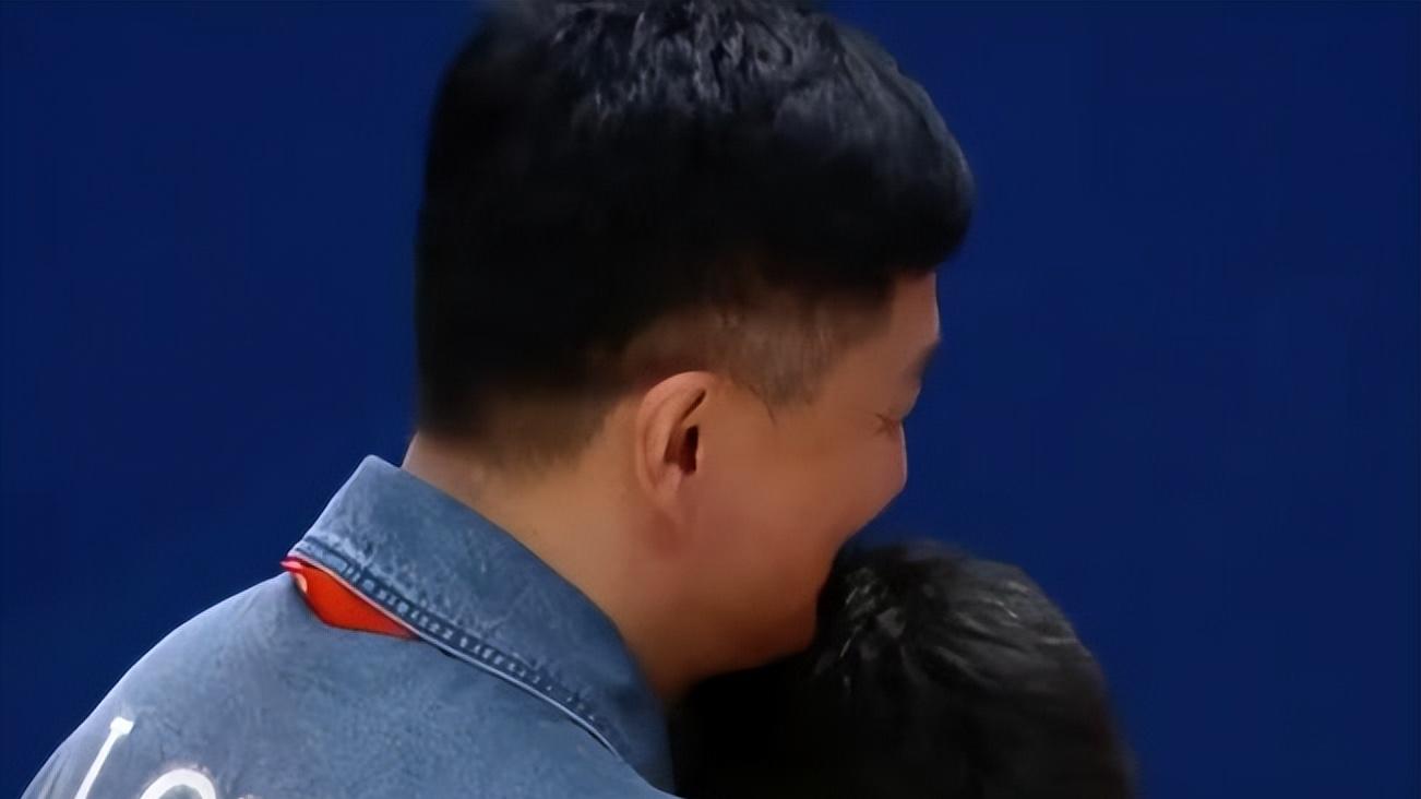 场均42分！18岁猛将该进国家队！广东夺冠庆祝，杜锋拥抱他