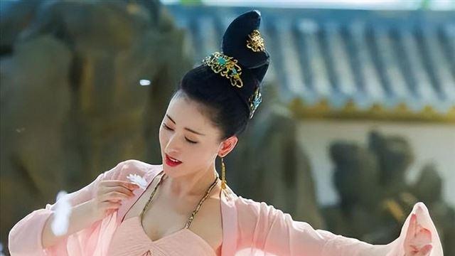 张天爱腰臀比有多绝？网友感慨：内娱很难找到对手，一骑绝尘那种