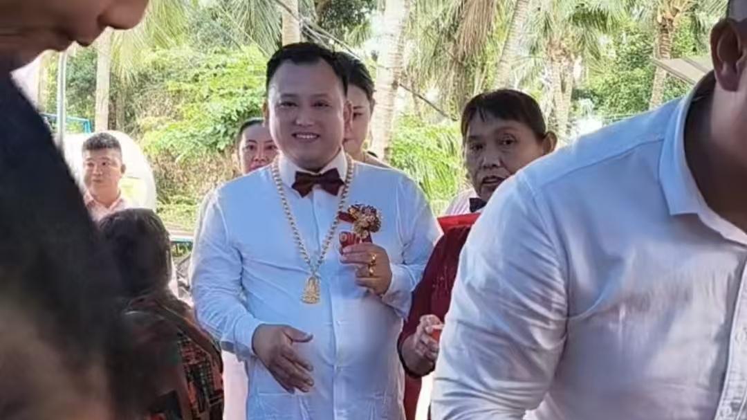 婚礼上新娘成熟有韵味，穿平底鞋比新郎还高，网友：郎“财”女貌