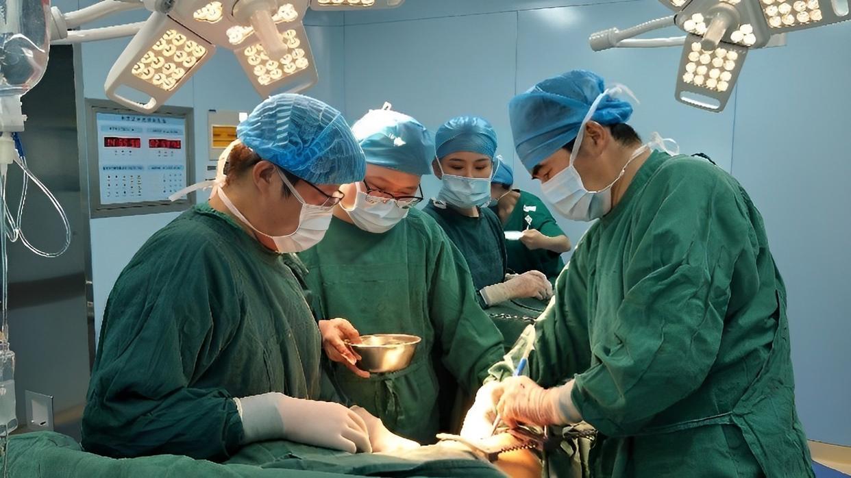 2013年，山东一男孩临终前捐肾救姐姐，姐姐知道真相后抱头痛哭