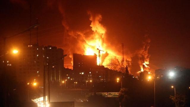 第 13 波导弹雨，以色列没拦住，特朗普破防：伊朗必须无条件投降