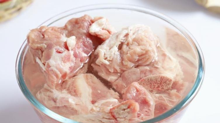炖肉时加什么？有人加姜有人加蒜，老厨师竟这样做才肉烂鲜香