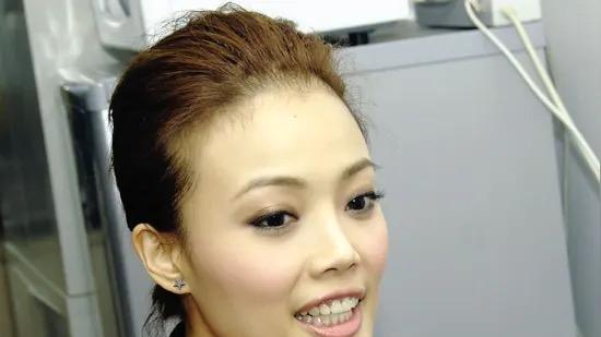 谢霆锋曝演唱会后，王菲满小区炫耀自己，容祖儿建议让人笑翻
