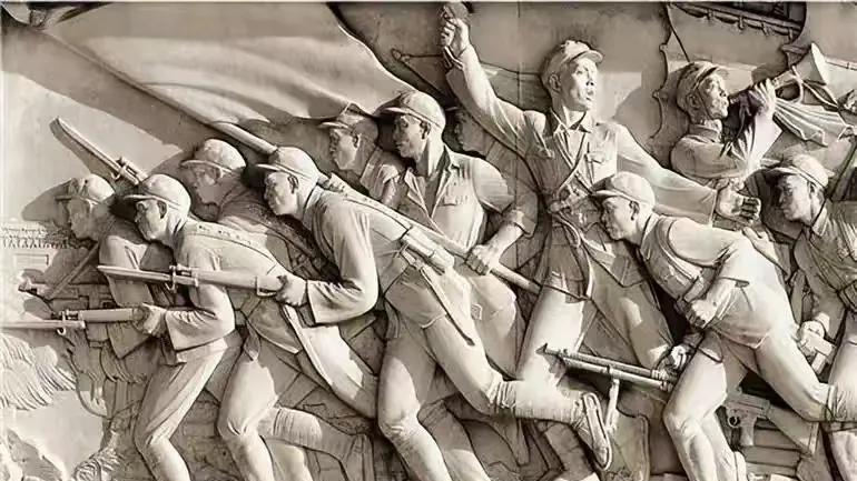 梁思成日记记载：设计纪念碑他们争论要在碑顶加红星，主席说不用