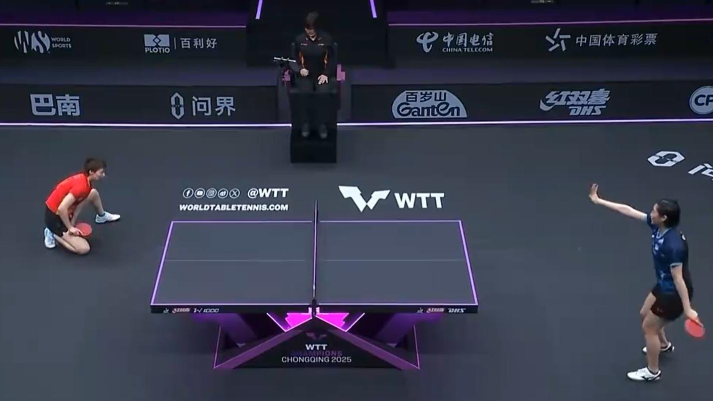 元素拉满！王曼昱横扫小迷妹，霸气手指闪光灯，滑倒险些受伤