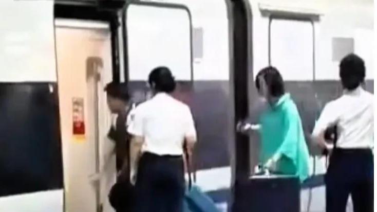 高铁阻门风波：任性之举，代价几何？反思公共秩序