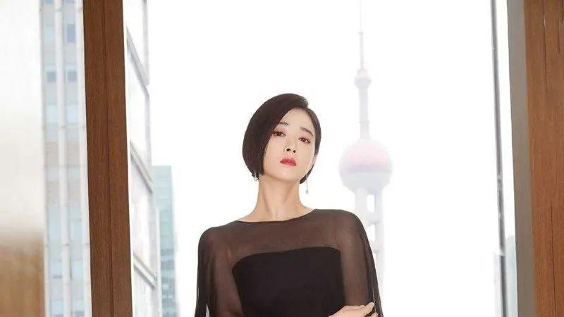 蒋欣好会穿，抹胸裙外披黑纱，不仅遮住了大骨架，还把风情美秀了出来