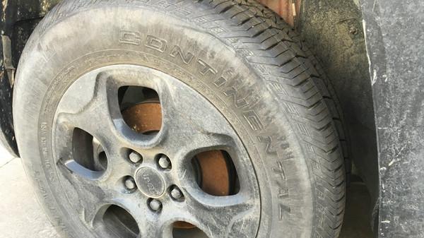 轮胎花纹是用来排水的？车企藏了 20 年的 “隐藏彩蛋” 被扒光