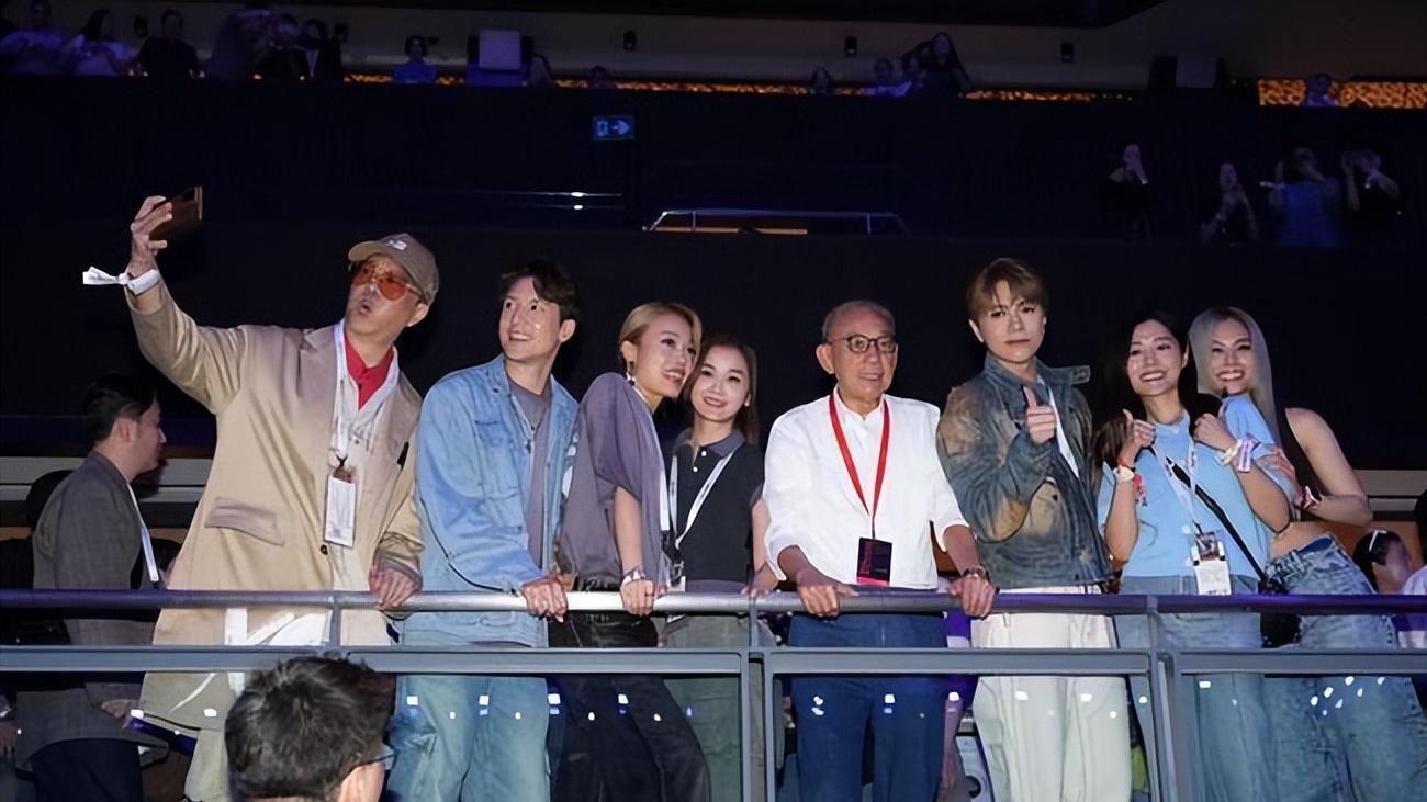 王菲现身谢霆锋演唱会！听《玉蝴蝶》时王菲陶醉起舞，状态似少女