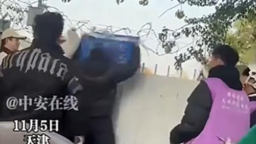 搞笑吗？在大学点个外卖，都要被“授权”？天津高校垄断外卖太荒谬