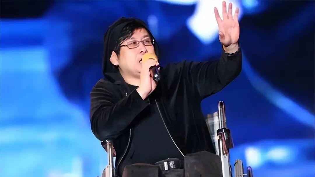 当郑智化被“提溜”起来后：那不只是台阶，是尊严的沟壑