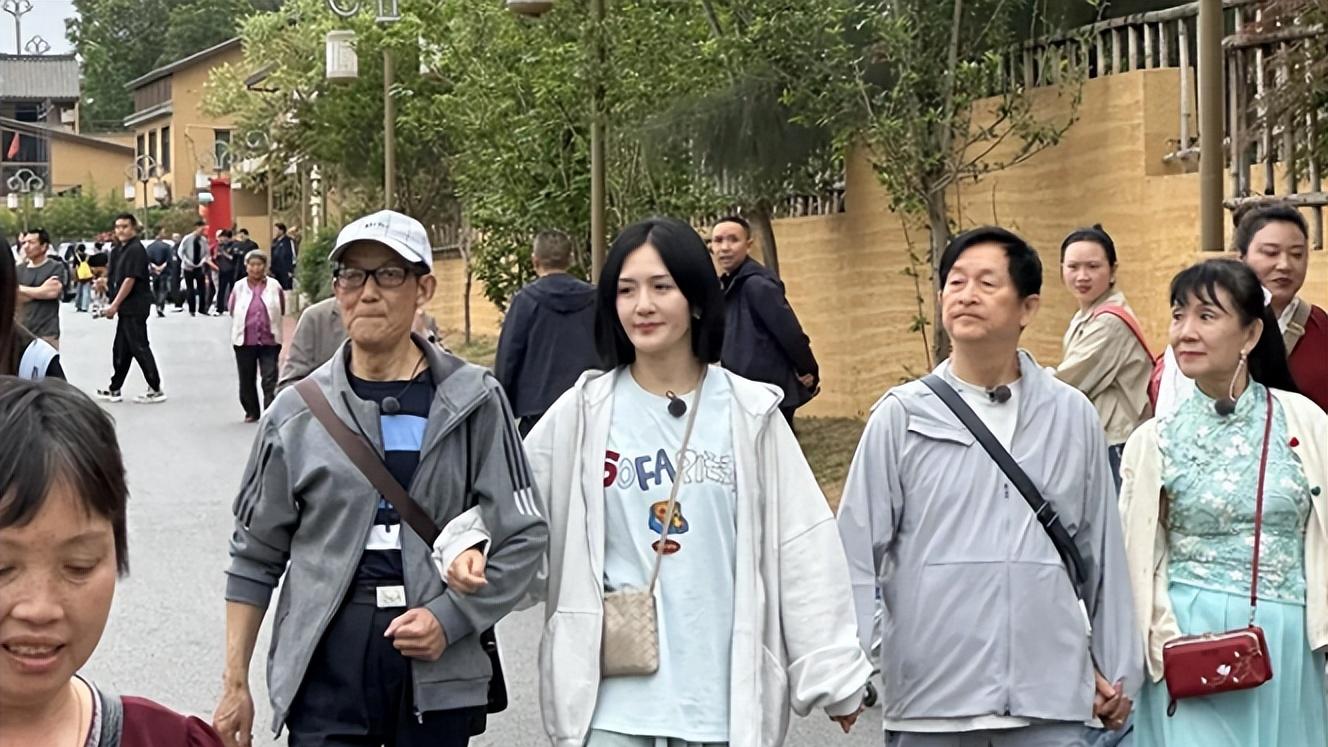 看了谢娜和家人一起的状态，才理解为何婚后13年 她依旧能拿捏张杰