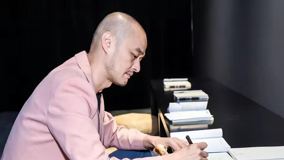 冯唐说：人活着，最大的能力，就是不在乎，成大事的人，做事不着急、做局不害怕、做人不要脸