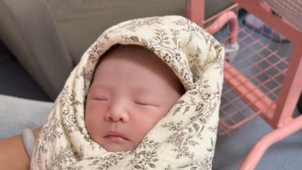 娃满月后，如果有3个表现，说明大脑发育好，对比一下