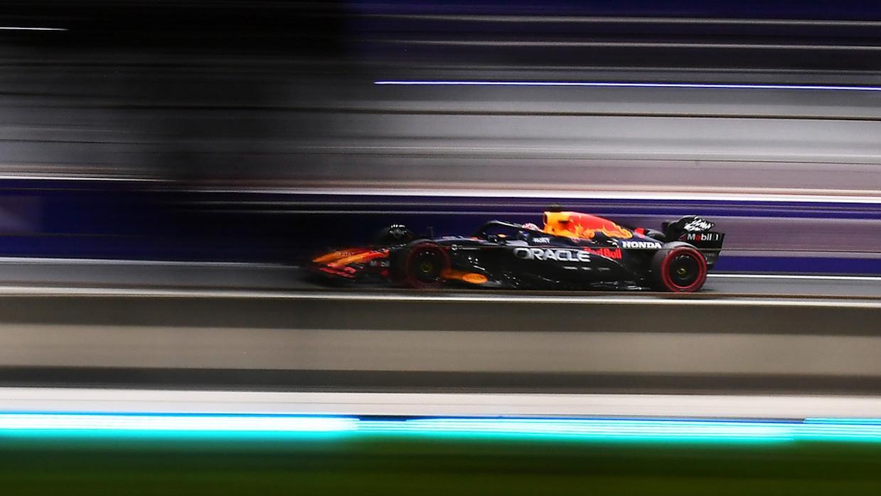 F1沙特站：0.01秒！维斯塔潘险胜皮亚斯特里再夺杆位，诺里斯上墙